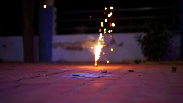 Festivalfirande i Indien med att tända lampor, smällare och göra rangolis. — Stockvideo