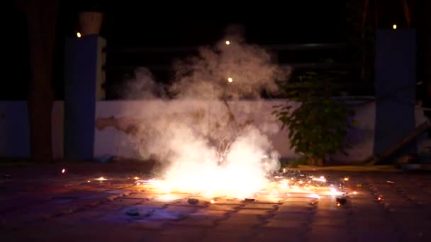 Super slow motion video, Kids genieten van festival door het aansteken van vuurwerk. Type cracker bekend als Chakra of Chakri roteren op de grond. — Stockvideo