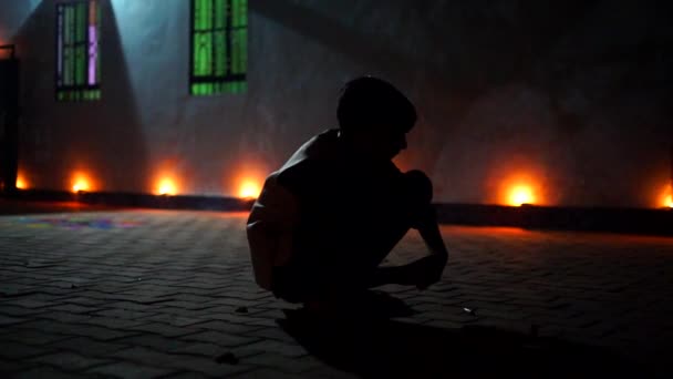 Festival Celebración en la India con la iluminación de lámparas, petardos y hacer rangolis. — Vídeo de stock