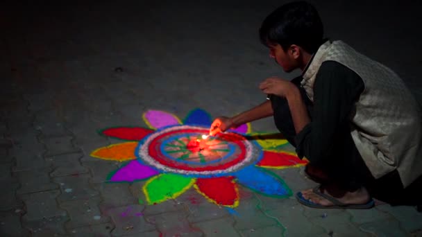 Super cámara lenta de vídeo, Festival de Celebración en la India con la iluminación de lámparas, petardos y hacer rangolis. — Vídeo de stock