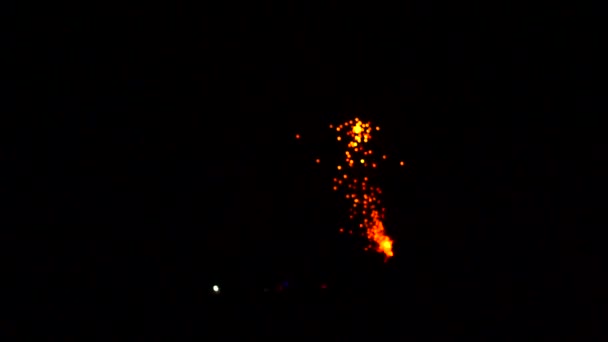 Super-Zeitlupen-Video, Funkenregen-Feuerwerk oder Feuerwerkskörper in der Nacht in der Hauseinfahrt. Funkelnde Feuerwerkskörper bei Diwali-Feier — Stockvideo
