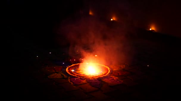 Děti si užívají festival tím, že zapalují petardy. Typ sušenky známé jako Chakra nebo Chakri rotující na zemi. — Stock video