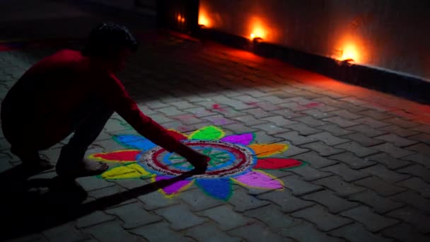 Festival Viering in India met het aansteken van lampen, rotjes en het maken van rangoli 's. — Stockvideo
