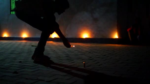 Kinder genießen das Fest, indem sie Feuerwerkskörper anzünden. Cracker, Chakra oder Chakri genannt, rotiert auf dem Boden. — Stockvideo