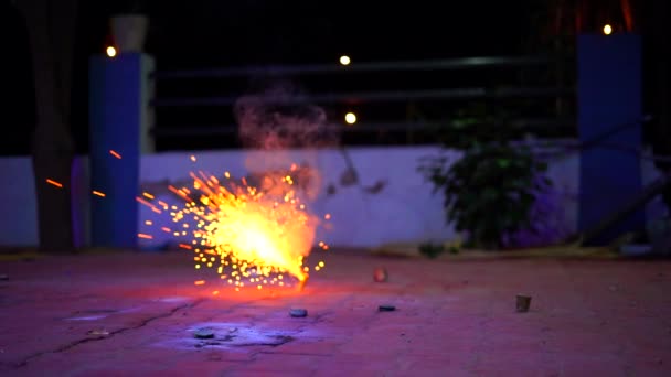 Filmagem em câmera super lenta do fogão de panela de flores queimando durante o festival na Índia. fundo do festival, Pessoas desfrutando festival queimando fogos de artifício — Vídeo de Stock