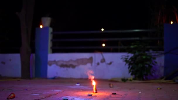 Crianças apreciando festival por acender fogos de artifício. Tipo de biscoito conhecido como Chakra ou Chakri girando no chão. — Vídeo de Stock