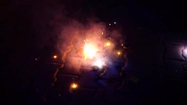 Funkenregen Feuerwerk oder Feuerwerkskörper in der Hauseinfahrt in der Nacht. Funkelnde Feuerwerkskörper bei Diwali-Feier — Stockvideo