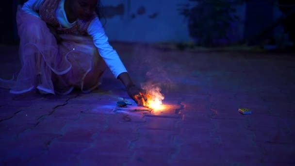 Hindistan 'da festival sırasında çiçek saksısı fişeklerinin yanarken çekilen süper yavaş çekim. Festival arka planı, insanlar havai fişek yakarak festivalin tadını çıkarıyor. — Stok video