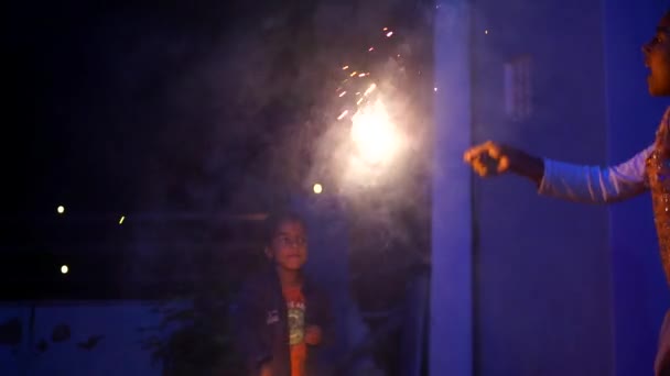 Imágenes en cámara lenta de fuegos artificiales durante el festival Diwali en la India con enfoque selectivo. — Vídeo de stock