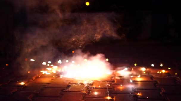 Kinder genießen das Fest, indem sie Feuerwerkskörper anzünden. Cracker, Chakra oder Chakri genannt, rotiert auf dem Boden. — Stockvideo