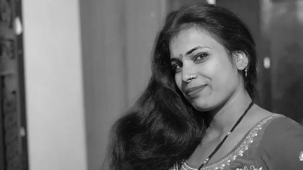 屋内でリラックスし カメラを見て滑らかな肌を持つ美しいインド人女性 — ストック写真