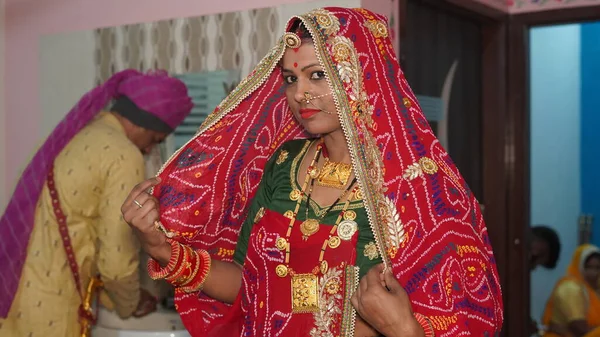 2021年11月21日Reengus Rajasthan India 身穿红色服装 头戴传统珠宝和彩色手镯的拉贾斯坦尼女青年 — 图库照片