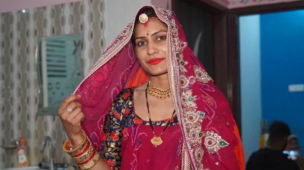 2021年11月21日Reengus Rajasthan India 拉贾斯坦尼年轻女士 身穿红色服装 戴着传统珠宝 — 图库照片