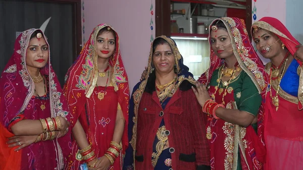 2021年11月21日Reengus Rajasthan India 印度妇女在斋浦尔附近举行婚礼时摆姿势拍照 — 图库照片
