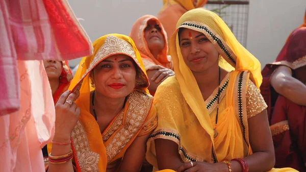 2021年11月21日Reengus Rajasthan India 两个穿着黄色萨里的印度女人在婚礼上看着相机 — 图库照片