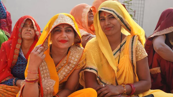 2021年11月21日Reengus Rajasthan India 在一个婚礼节目中 穿着黄色萨里的快乐印度女人看着镜头 — 图库照片
