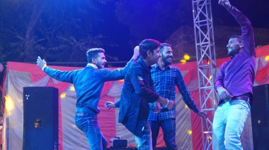 21 Kasım 2021 Reengus, Rajasthan, Hindistan. Gençler yerde dans ediyor. Hint düğün partileri ve dans sahneleri.