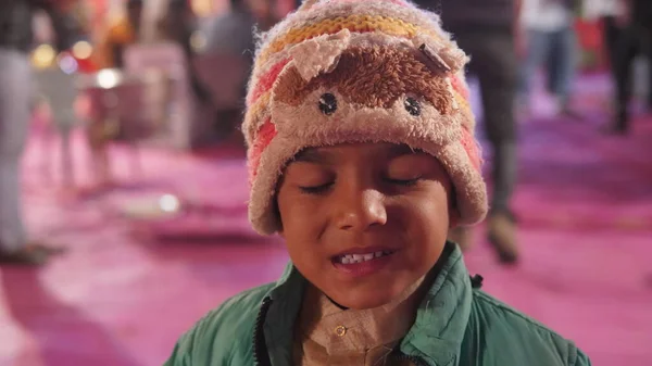 Enfant Adorable Indien Vêtu Laine Les Yeux Fermés Devant Caméra — Photo