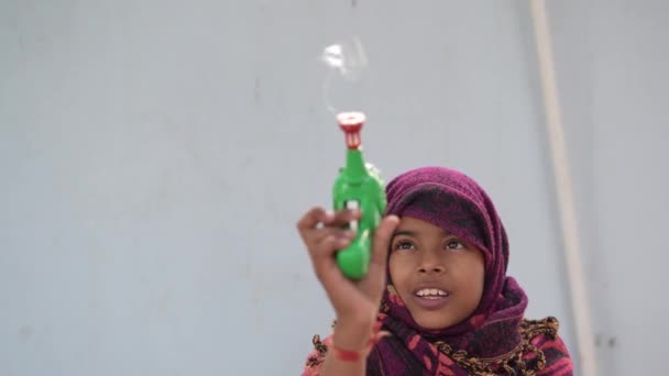 快乐女孩吹肥皂泡泡。按风景和日出背景分列的印度女孩吹气泡. — 图库视频影像