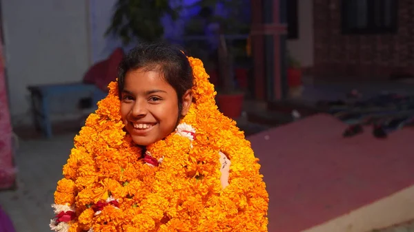 Вибіркове Фокусування Маленька Дівчинка Раджастхані Представляє Фотографію Багатьма Жовтими Садами — стокове фото
