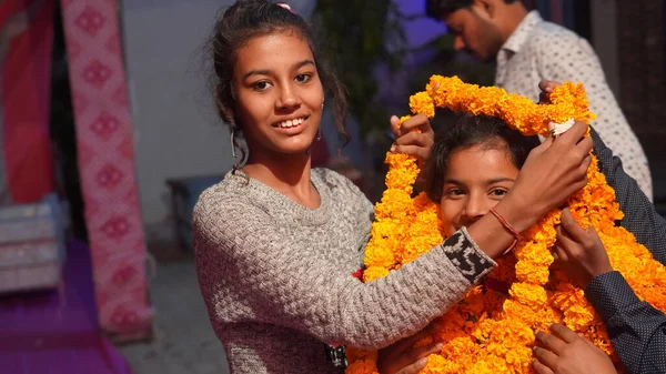 Двоє Індійських Сестер Вечорами Розважаються Сестра Привітала Свою Молодшу Сестру — стокове фото