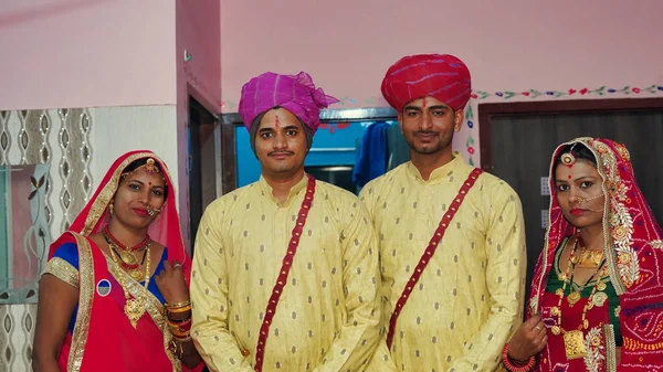 2021年11月21日Reengus Rajasthan India 两个穿着传统服装的漂亮新郎和他的嫂子 — 图库照片