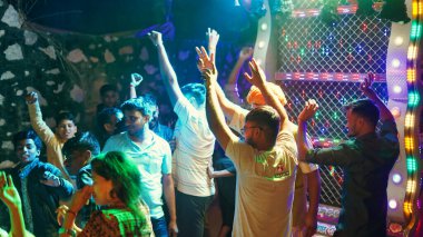 21 Kasım 2021 Reengus, Rajasthan, Hindistan. Asyalılar DJ 'in üzerinde dans ediyor Düğün gecesinde