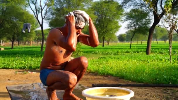 Homem que toma banho ao ar livre, índio menino que toma banho com água morna na estação de inverno. — Vídeo de Stock