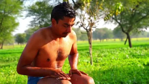 Pewny siebie młody Azjata kąpiący się w naturze w tradycyjnym stylu. 4k filmik wideo. — Wideo stockowe