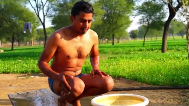 Główny powolny klip, Rajasthani człowiek biorący kąpiel na zewnątrz, Młody człowiek myjący nogi szamponem, super wolny ruch — Wideo stockowe