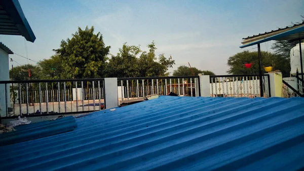 Toit Maison Tôle Bleue Toit Bleu Sur Terrasse Une Maison — Photo