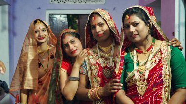 23 Mart 2022 Reengus, Rajasthan, Hindistan. Hindistan 'da Navratri festivali, dört Hintli genç kadın kameraya bakıyor..