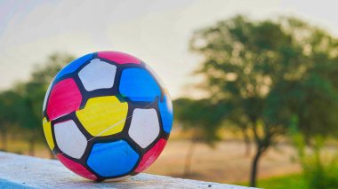 Voleybol arka planda izole edildi. Sabah, Top çatı duvarının yanına yerleştirildi. Spor malzemeleri.