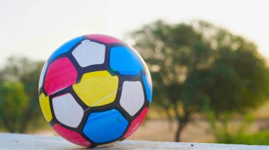 Güneş ışığı ve mavi gökyüzü altında voleybol. Maçtan önce top çatıda izole edilmiş. Spor ve sağlık ekipmanları.