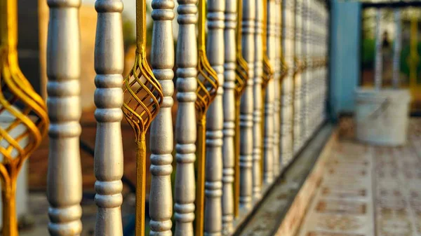 ステンレス製のクロムゲート 庭の屋外ゲート 装飾された白いフェンス 美しい鉄の質感 — ストック写真