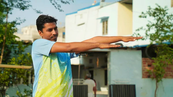 Athletische Rajasthani Mann Einer Sportlichen Uniform Yoga Freien Engagiert Yogalehrer — Stockfoto