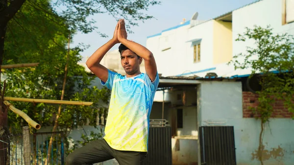 Indiase Man Praktijken Evenwicht Yoga Asana Vrikshasana Boom Pose Outdoor — Stockfoto