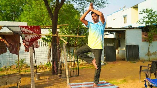 Asyalı pozu yoga egzersizi sağlıklı ve iyi görünümlü vücutta zihni kontrol etmek için meditasyon. Etkin Yaşam Biçimi