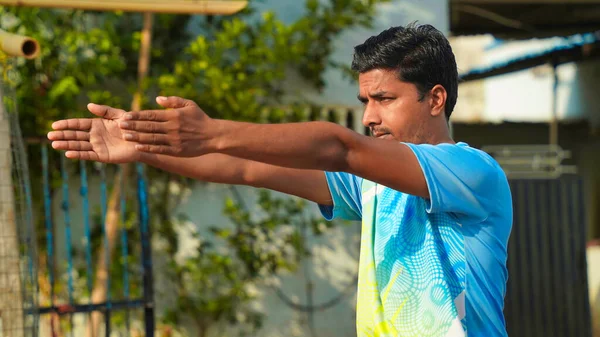 Athletische Rajasthani Mann Einer Sportlichen Uniform Yoga Freien Engagiert Yogalehrer — Stockfoto