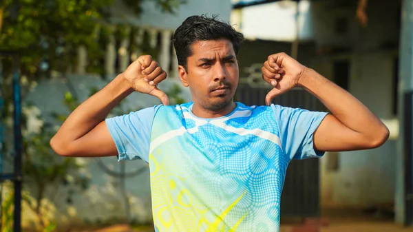 Junger Sportlicher Mann Der Yoga Praktiziert Und Sukhasana Übungen Macht — Stockfoto