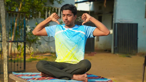 Junger Fitter Mann Sportkleidung Meditiert Atmet Sitzt Mit Überkreuzten Beinen — Stockfoto
