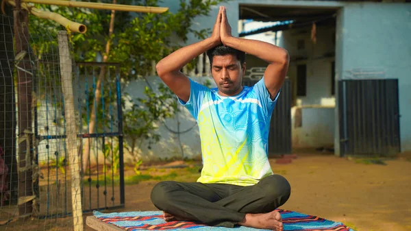 Junger Meditierender Mann Schwarz Blauer Sportbekleidung Der Die Hände Vor — Stockfoto