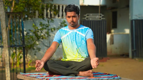Voller Freude Trägt Ein Junger Indischer Mann Sportkleidung Blaues Hemd — Stockfoto