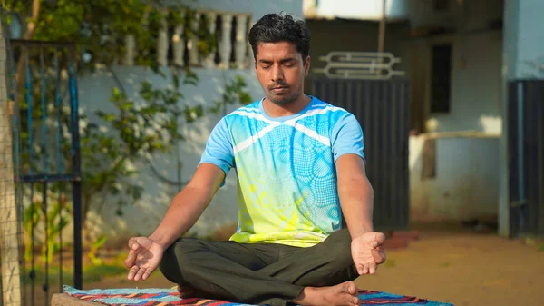 Giovane Uomo Indiano Seduto Posizione Loto Sul Suo Tappetino Yoga — Foto Stock