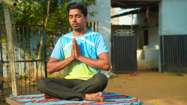 Jovem Homem Apto Vestindo Sportswear Meditando Respirando Sentado Com Pernas — Fotografia de Stock