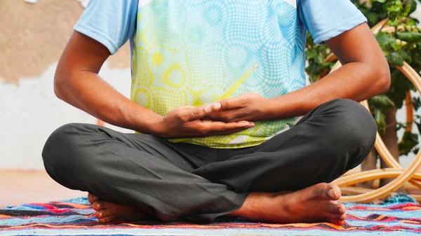 Junger Indischer Mann Sitzt Bei Sonnenaufgang Lotusposition Auf Ihrer Yogamatte — Stockfoto