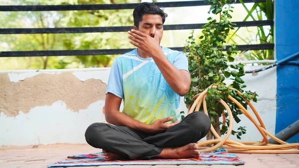 Sağlıklı yaşam konsepti, yoga nefes alma tekniği uygulayan adam, surya bheda pranayama, tek burun deliğiyle nefes alma.