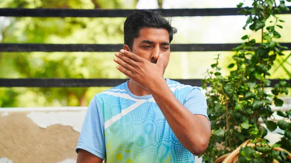 Homem Indiano Praticando Ioga Respirando Técnica Surya Bheda Pranayama Sol — Fotografia de Stock