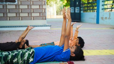 Asyalı Kız jimnastik yapıyor ya da küçük kardeşleriyle fitness sınıfında egzersiz yapıyor..