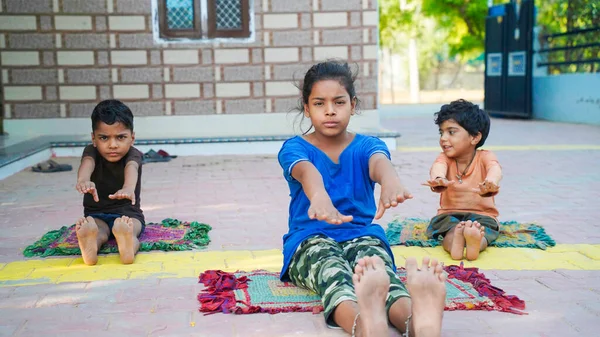 Küçük Hintli Çocuk Evde Yoga Yaparken Minder Üstünde Yoga Yapıyorlar Stok Resim